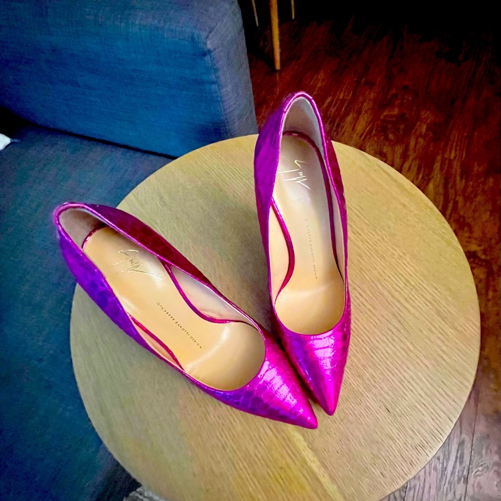 Brand new Giuseppe Zanoti Fuschia stiletto